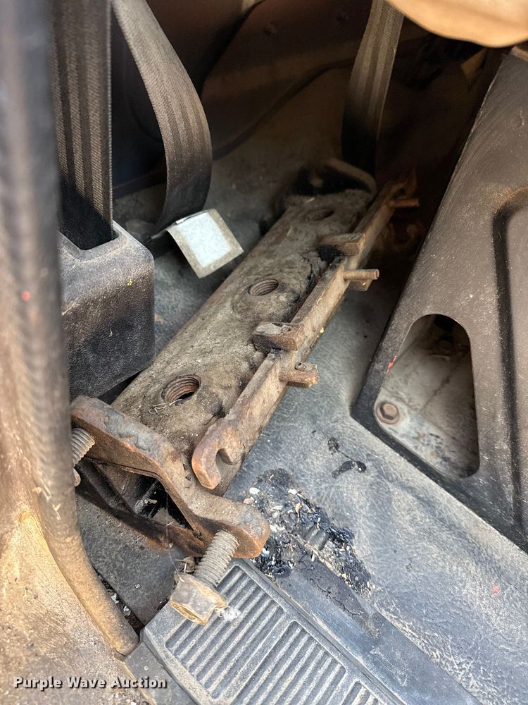 image for item DZ5279 1990 International 4600 oil distributor truck