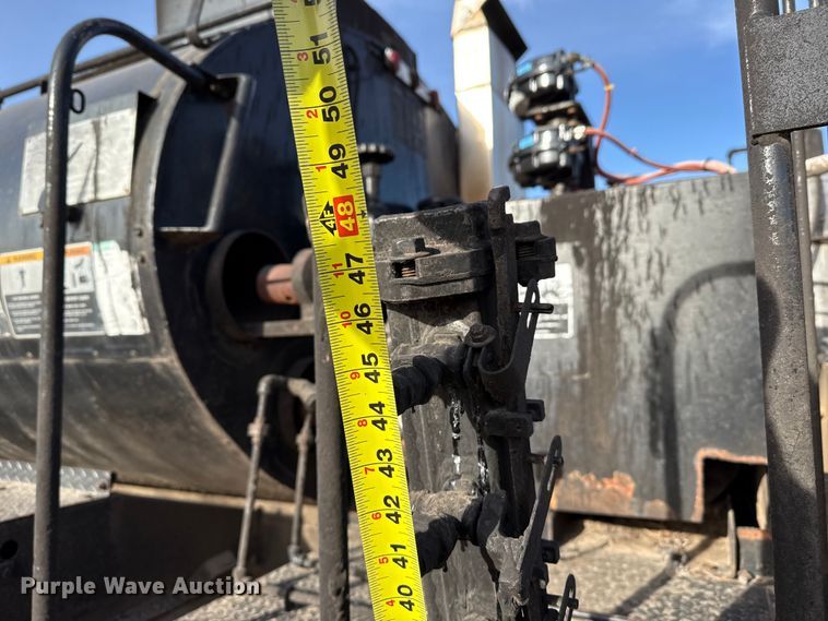 image for item DZ5279 1990 International 4600 oil distributor truck