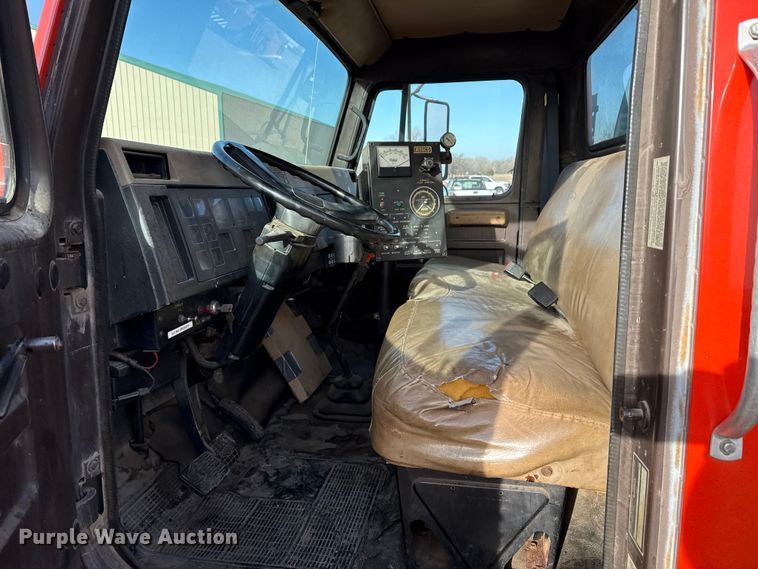 image for item DZ5279 1990 International 4600 oil distributor truck