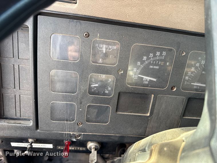 image for item DZ5279 1990 International 4600 oil distributor truck