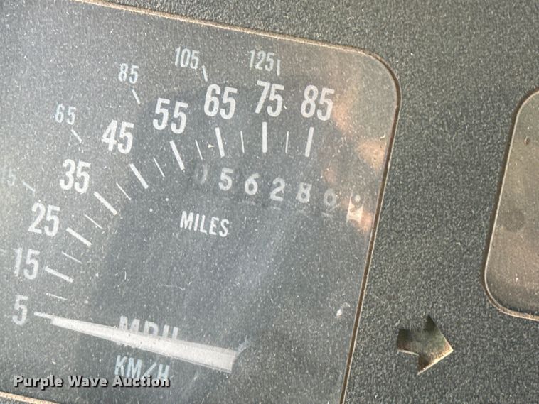 image for item DZ5279 1990 International 4600 oil distributor truck