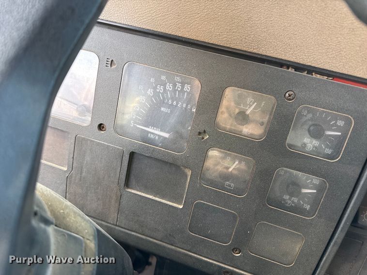 image for item DZ5279 1990 International 4600 oil distributor truck