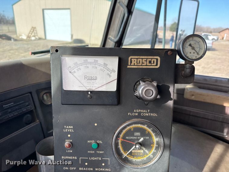 image for item DZ5279 1990 International 4600 oil distributor truck