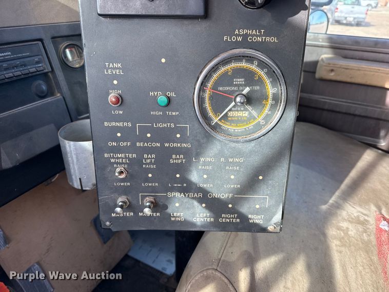 image for item DZ5279 1990 International 4600 oil distributor truck