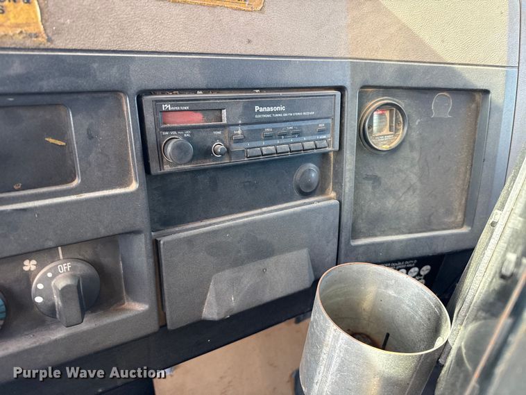 image for item DZ5279 1990 International 4600 oil distributor truck