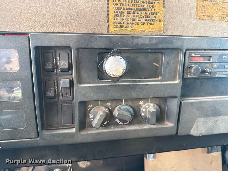 image for item DZ5279 1990 International 4600 oil distributor truck