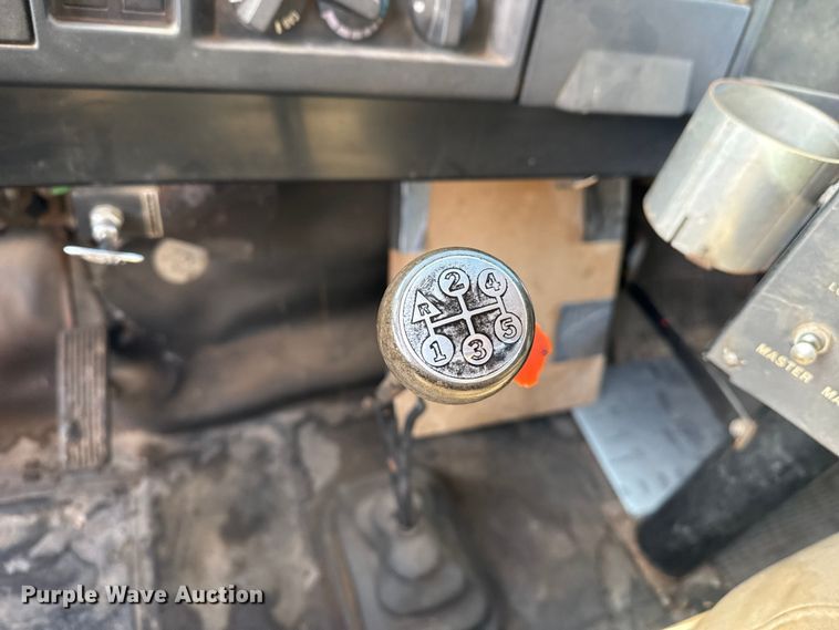 image for item DZ5279 1990 International 4600 oil distributor truck