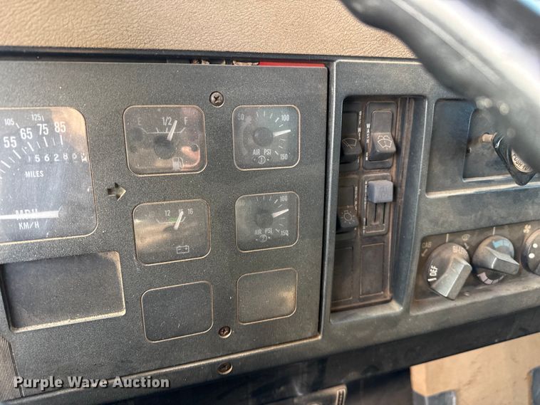 image for item DZ5279 1990 International 4600 oil distributor truck