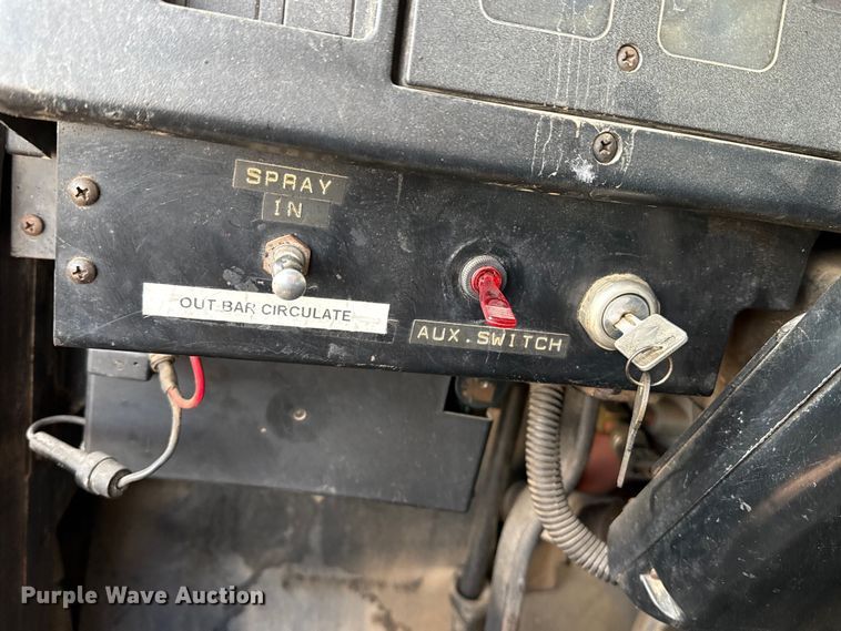 image for item DZ5279 1990 International 4600 oil distributor truck