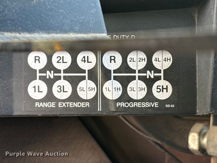 image for item DZ5279 1990 International 4600 oil distributor truck