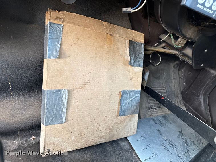 image for item DZ5279 1990 International 4600 oil distributor truck