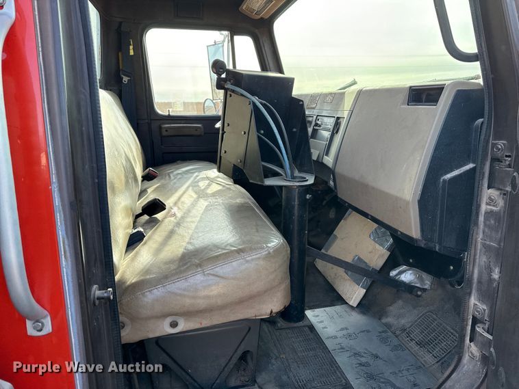 image for item DZ5279 1990 International 4600 oil distributor truck