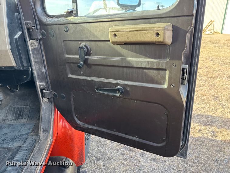 image for item DZ5279 1990 International 4600 oil distributor truck