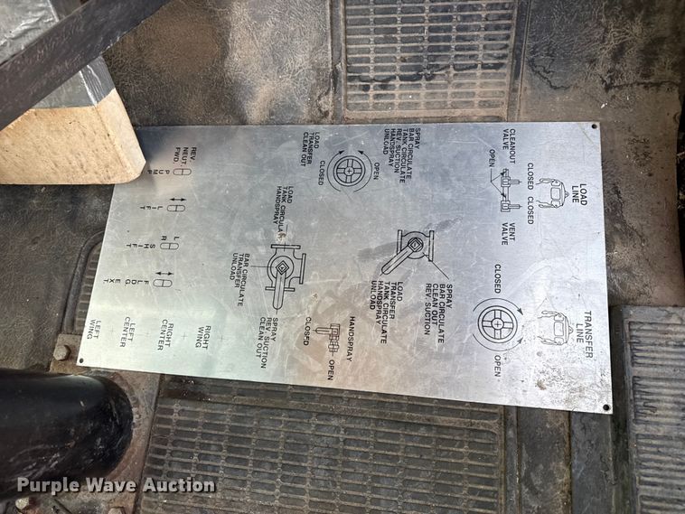 image for item DZ5279 1990 International 4600 oil distributor truck