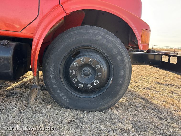 image for item DZ5279 1990 International 4600 oil distributor truck