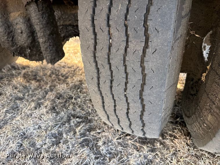 image for item DZ5279 1990 International 4600 oil distributor truck