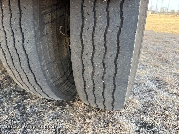 image for item DZ5279 1990 International 4600 oil distributor truck