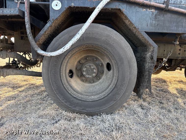 image for item DZ5279 1990 International 4600 oil distributor truck