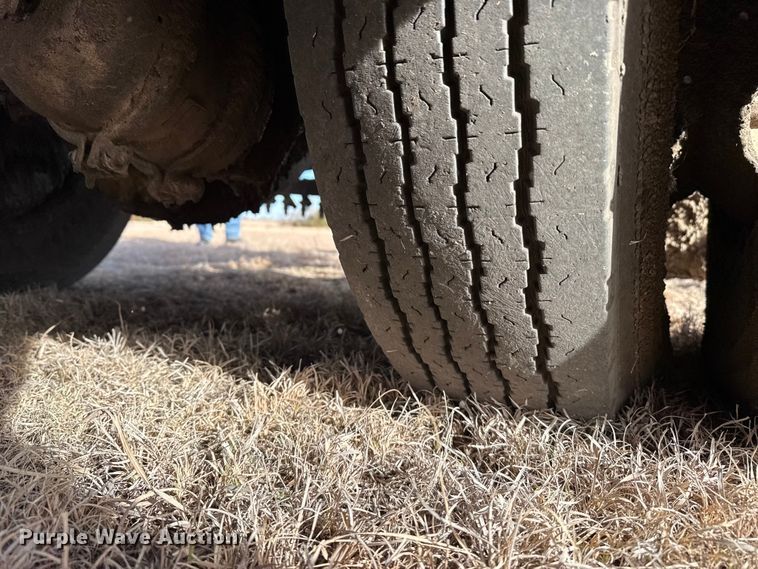 image for item DZ5279 1990 International 4600 oil distributor truck