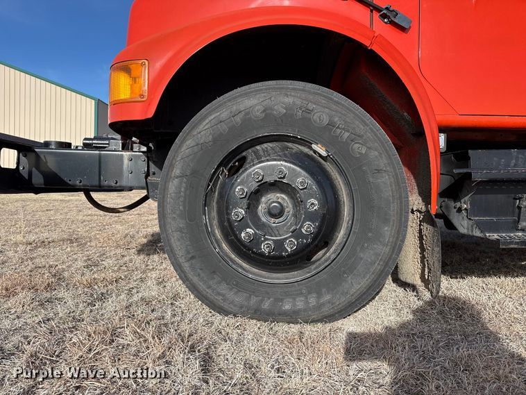 image for item DZ5279 1990 International 4600 oil distributor truck