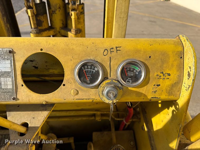 image for item DZ5316 Allis Chalmers FPL40-24-2PS forklift