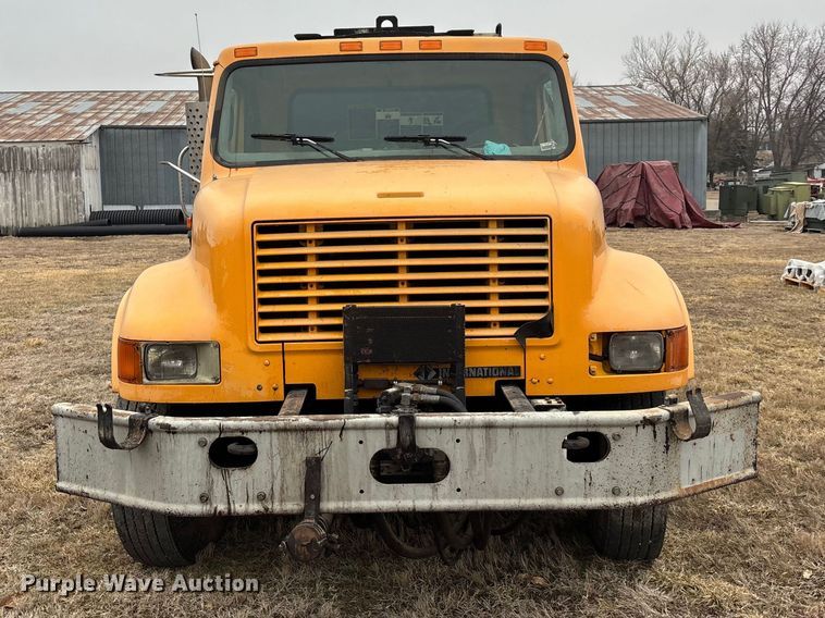 image for item EA4496 1996 International 4900 oil distributor truck