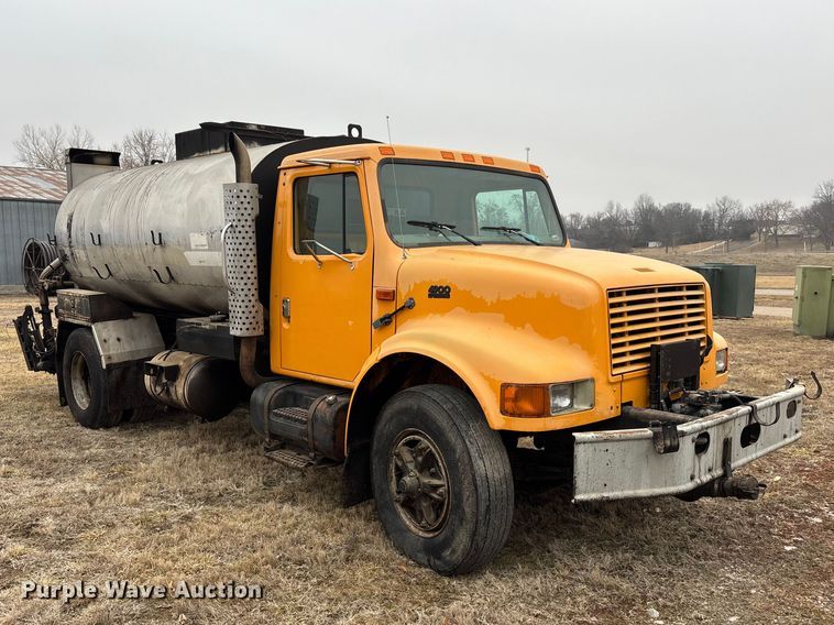 image for item EA4496 1996 International 4900 oil distributor truck