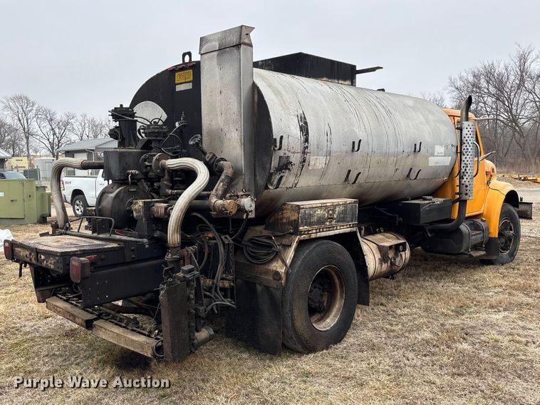 image for item EA4496 1996 International 4900 oil distributor truck