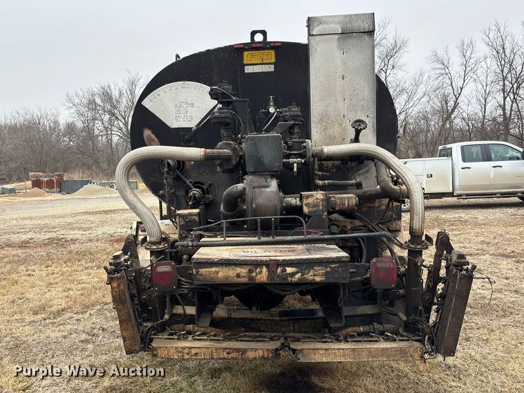 image for item EA4496 1996 International 4900 oil distributor truck