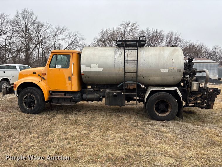 image for item EA4496 1996 International 4900 oil distributor truck