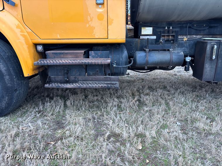 image for item EA4496 1996 International 4900 oil distributor truck