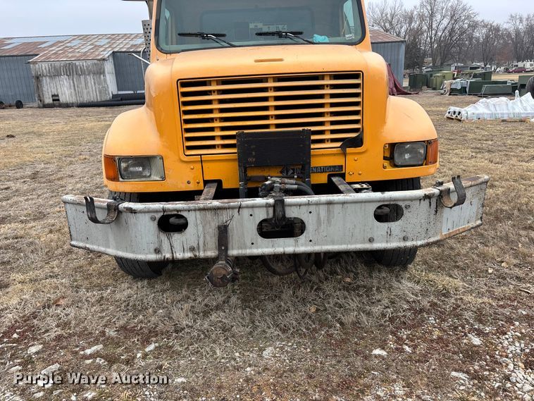 image for item EA4496 1996 International 4900 oil distributor truck