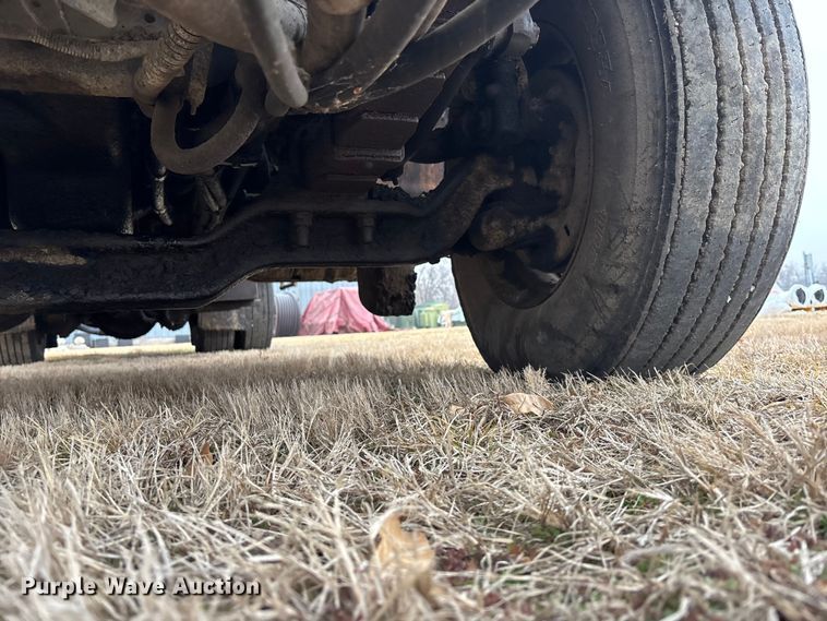 image for item EA4496 1996 International 4900 oil distributor truck