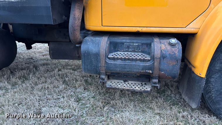 image for item EA4496 1996 International 4900 oil distributor truck