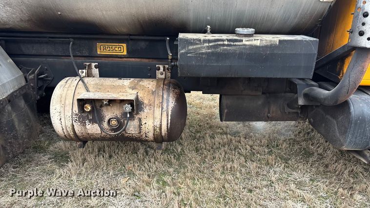 image for item EA4496 1996 International 4900 oil distributor truck