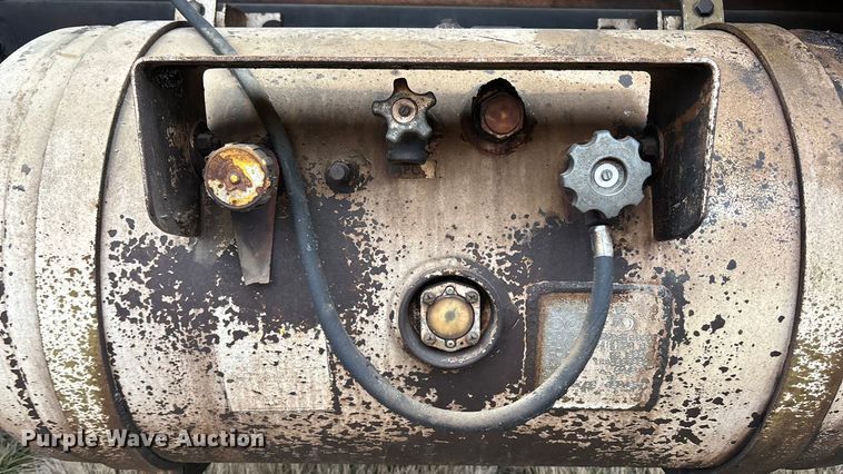 image for item EA4496 1996 International 4900 oil distributor truck