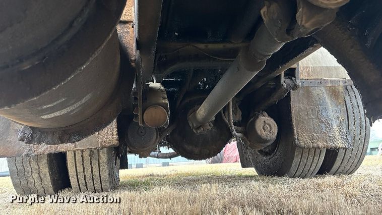 image for item EA4496 1996 International 4900 oil distributor truck