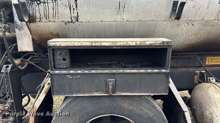 image for item EA4496 1996 International 4900 oil distributor truck