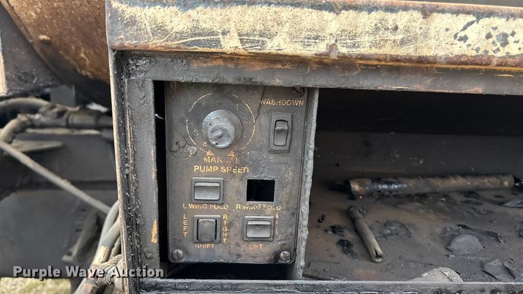 image for item EA4496 1996 International 4900 oil distributor truck