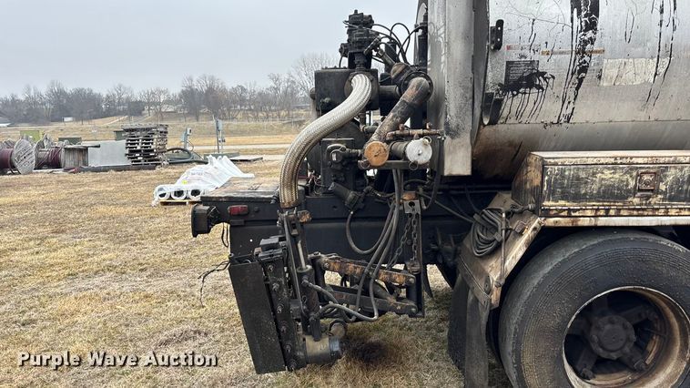 image for item EA4496 1996 International 4900 oil distributor truck