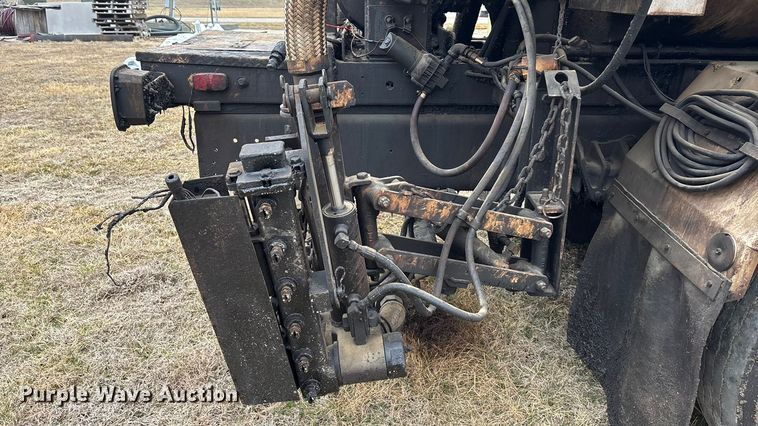 image for item EA4496 1996 International 4900 oil distributor truck