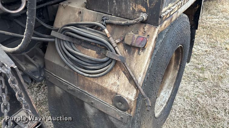 image for item EA4496 1996 International 4900 oil distributor truck