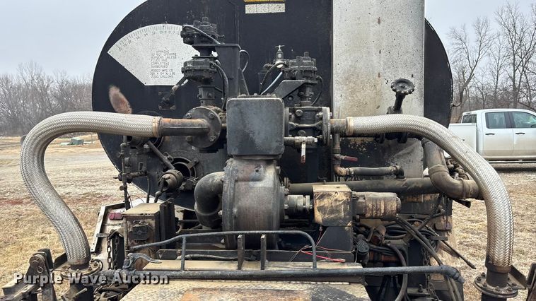 image for item EA4496 1996 International 4900 oil distributor truck