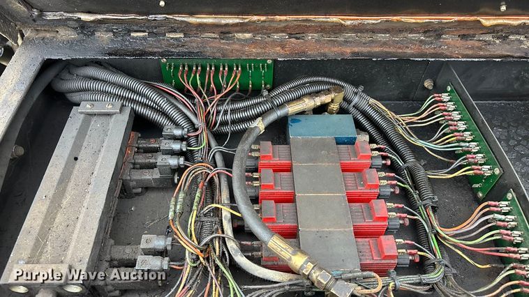 image for item EA4496 1996 International 4900 oil distributor truck