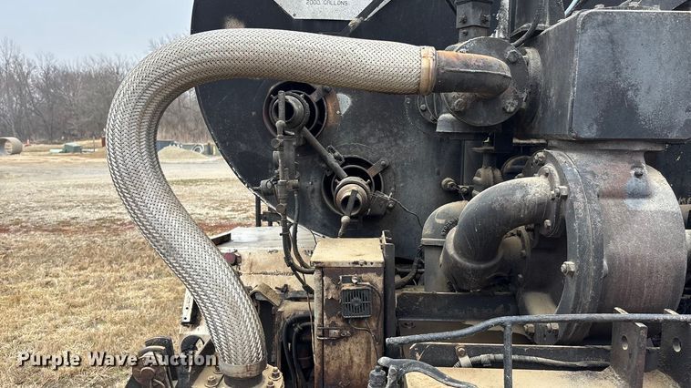 image for item EA4496 1996 International 4900 oil distributor truck