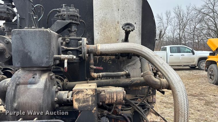 image for item EA4496 1996 International 4900 oil distributor truck