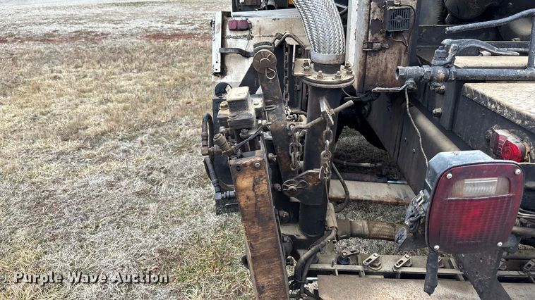 image for item EA4496 1996 International 4900 oil distributor truck