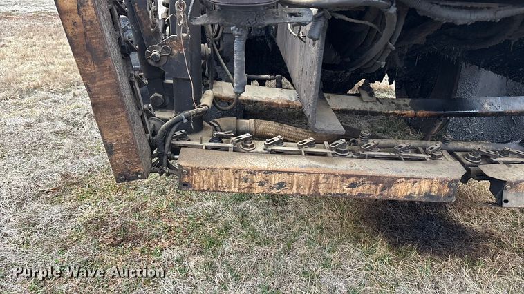 image for item EA4496 1996 International 4900 oil distributor truck