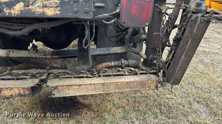 image for item EA4496 1996 International 4900 oil distributor truck