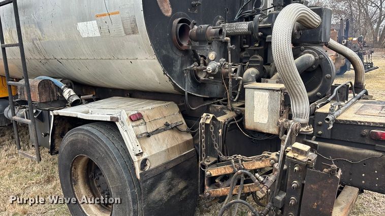 image for item EA4496 1996 International 4900 oil distributor truck